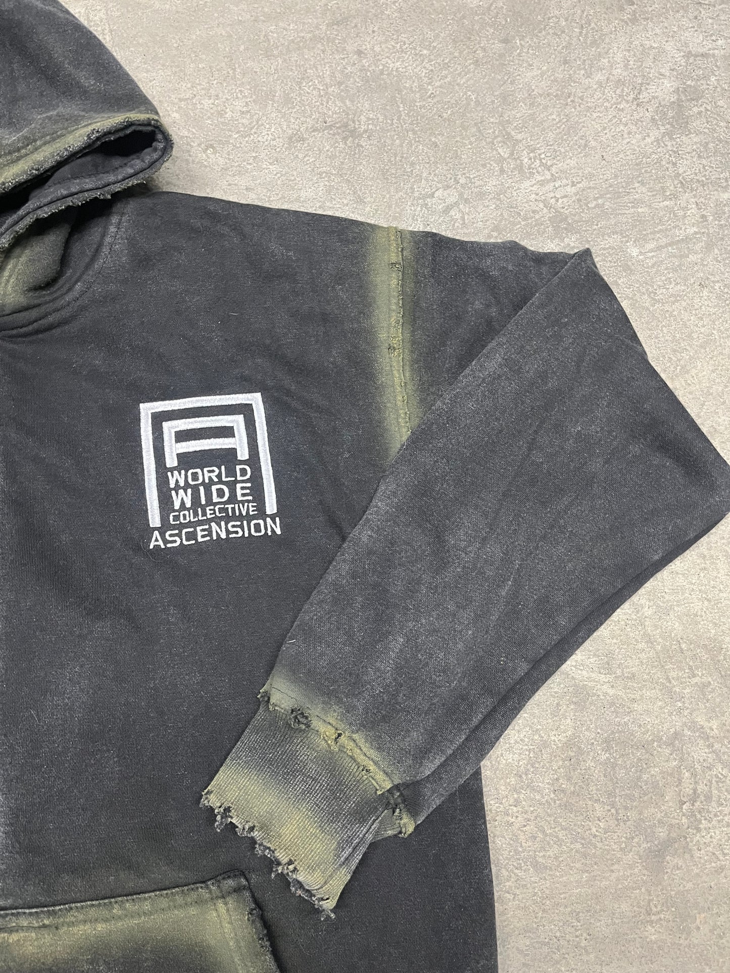 “ESSENTIAL LOGO” ZIP UP HOODIE