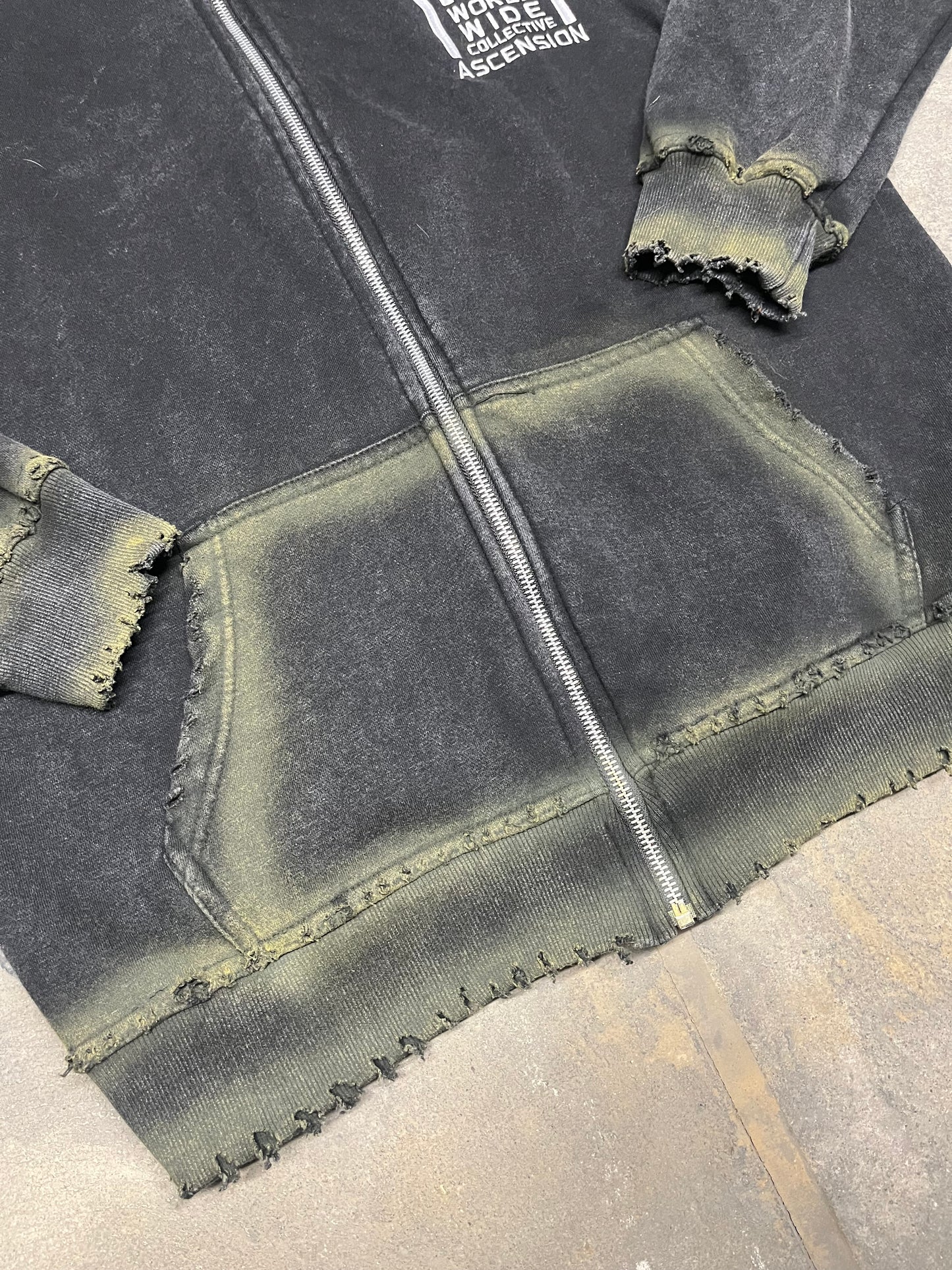 “ESSENTIAL LOGO” ZIP UP HOODIE