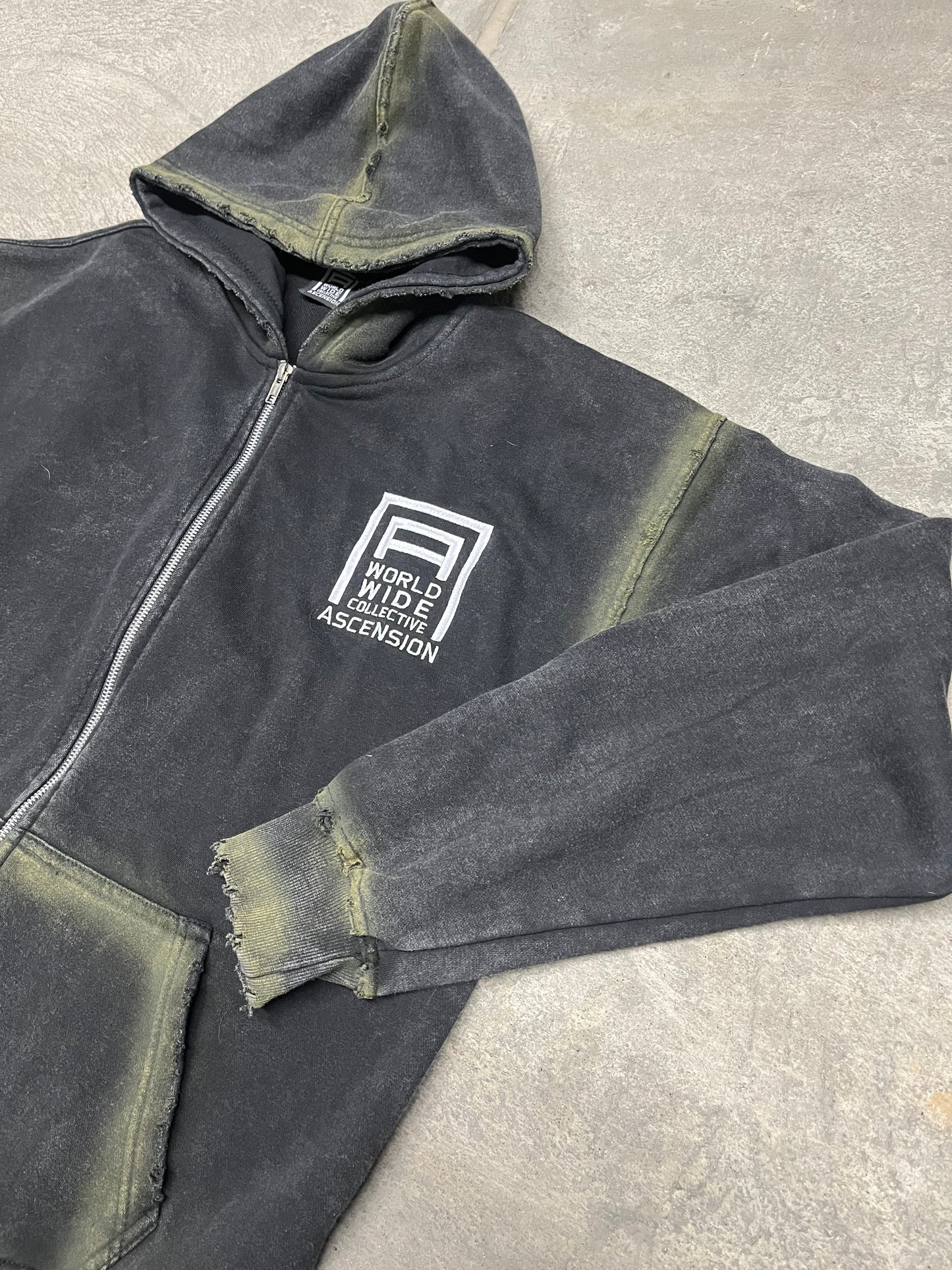 “ESSENTIAL LOGO” ZIP UP HOODIE
